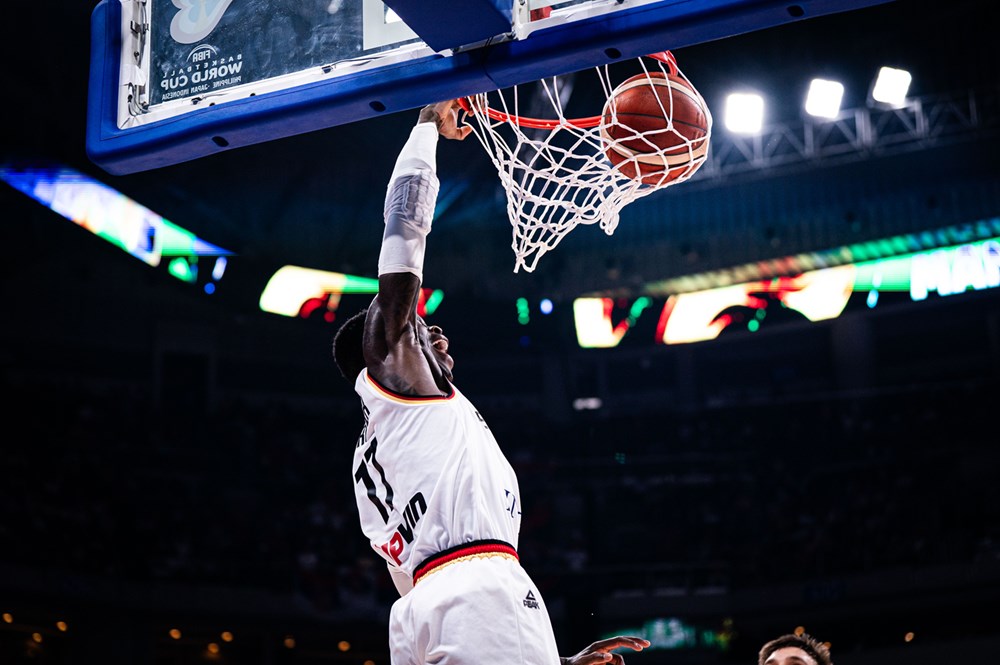Dennis Schröder dunking https://www.fiba.basketball/basketballworldcup/2023/game/1009/Germany-Serbia/#iset=912890b9-118b-4d1f-a147-ba6b3d408a9c&iid=cdca2b2e-9b17-4dee-8803-36a051e09fe1 #Matteo Marchi